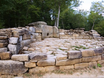 Foto: architektonische monumente, andere plätze, Dolmen, Sotschi