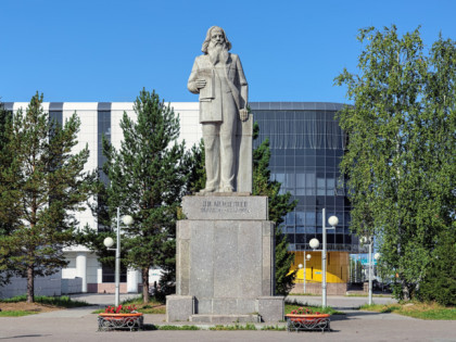 Foto: architektonische monumente, Denkmal für D. I. Mendelejew, Tobolsk
