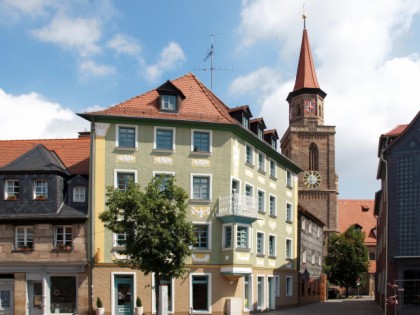 Foto: architektonische monumente, St. Michael und der Kirchenplatz, Bayern