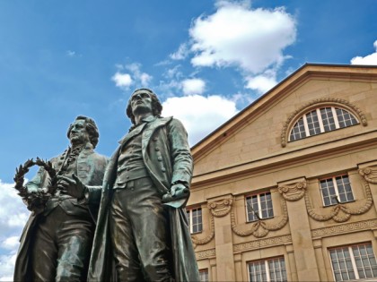 Foto: architektonische monumente, Goethe-Schiller-Denkmal, Deutsches Nationaltheater und Staatskapelle Weimar, Thüringen