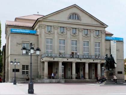 Foto: architektonische monumente, Goethe-Schiller-Denkmal, Deutsches Nationaltheater und Staatskapelle Weimar, Thüringen