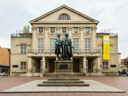 Foto: architektonische monumente, Goethe-Schiller-Denkmal, Deutsches Nationaltheater und Staatskapelle Weimar, Thüringen